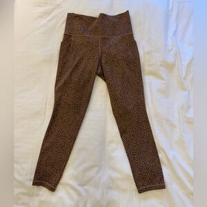 Athleta Salutation
Stash 718 Leggings in a brown animal print.Small